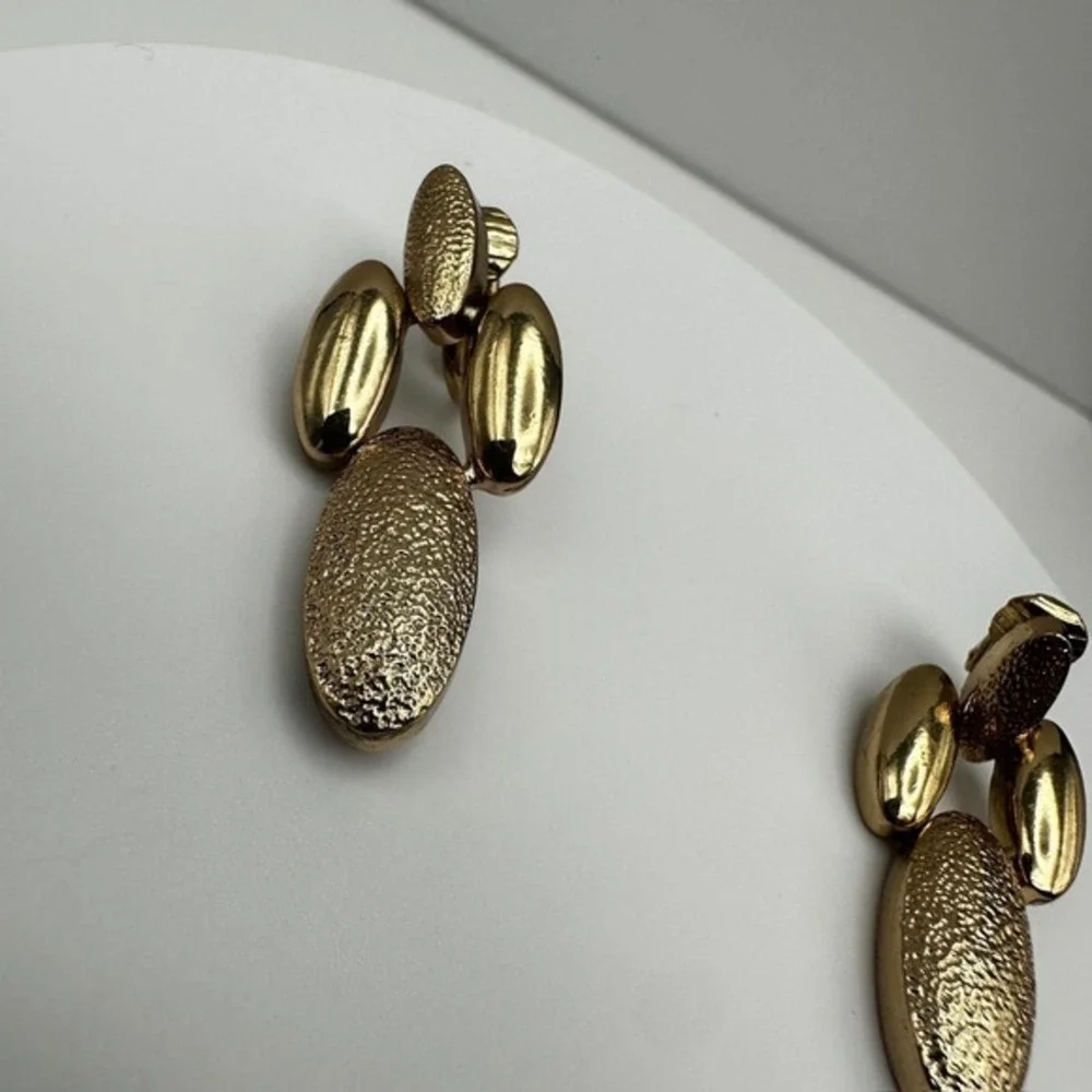 Vintage 80s 90s Gold Tone Textured Oval Drop Clip On Earrings‎ Fashion Jewelry